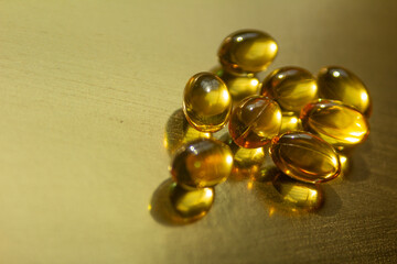 VITAMINA E PERLAS DORADAS SOBRE FONDO DORADO REFLEJANTE