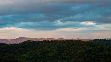 Paisaje atardecer en las montañas color naranja