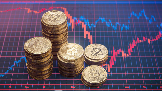 Glänzende Stapel mit Bitcoin Münzen einer Kryptowährung und Kerzendiagrammen eines Aktien Kurses als 3d Rendering zeigen den Wert digitaler Währung