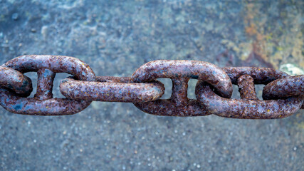Big,  rusted chain links