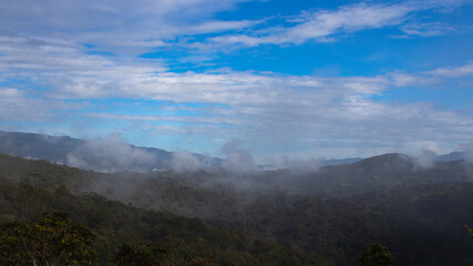 Fototapeta premium Paisaje con nubes sobre las montañas, paisaje con neblina