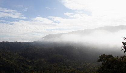 Obraz na płótnie Canvas Paisaje con nubes sobre las montañas, paisaje con neblina