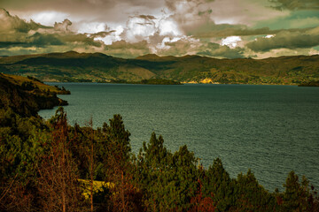 tardeando cerca a la laguna, un pueblo y los cultivos 