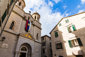 Fototapeta premium モンテネグロ コトルの旧市街の聖ニコラ教会