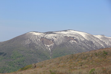 一部に雪を被った山