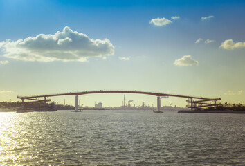 Fototapeta na wymiar 千葉県木更津市にある恋人の聖地、中の島大橋と東京湾の風景