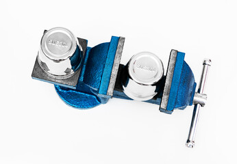 Schraubstock mit Werkstück aus Edelstahl