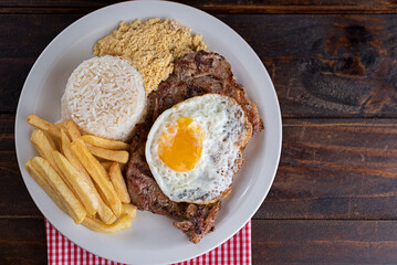 Bife com ovo, batata frita e arroz