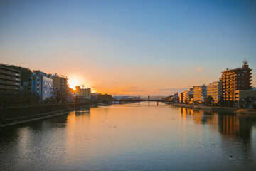 Obraz premium 冬の夕暮れ、高知市の梅が辻橋から望む天神橋