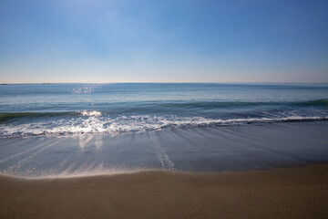 広い海岸の波打ち際