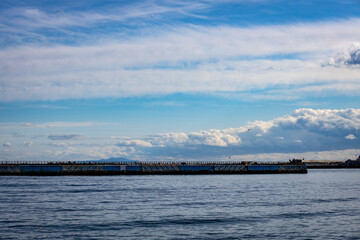 Fototapeta na wymiar 雲が多い日の海岸