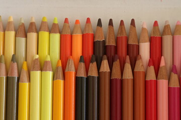 きれいに並べられて整頓されたカラフルな色鉛筆