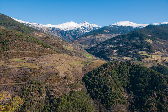 Mirador en Ribes de Freses de las monta&ntilde;as del Pirineo nevadas. Rutas de senderismo por el valle de Nuria