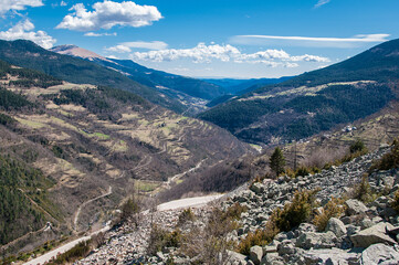 Fototapeta na wymiar Ruta de senderismo y tren cremallera entre Queralbs y el valle de Nuria. Pirineos