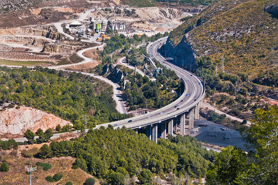 Ruta de senderismo entre Sitges y Vallcarca por el massis del Garraf en un paisaje mediterr&aacute;neo