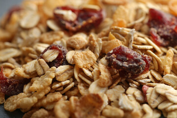 青い背景の上に置いた色々なシリアルやグラノーラやミューズリー