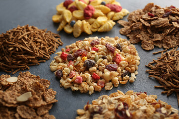 青い背景の上に置いた色々なシリアルやグラノーラやミューズリー