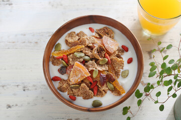 ヨーグルトを注いだシリアルをスプーンで持ち上げたクローズアップ