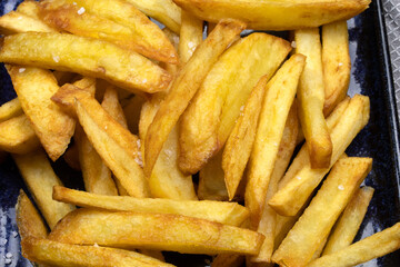 frites maison sur une table