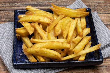 frites maison sur une table