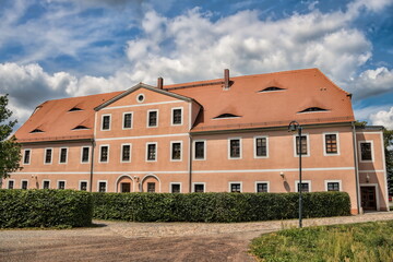 annaburg, deutschland - saniertes haus am stadtpark