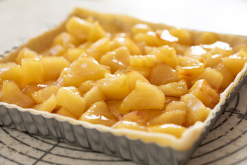 自宅でお菓子作り　焼く前のアップルパイ