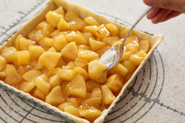 自宅でお菓子作り　焼く前のアップルパイ