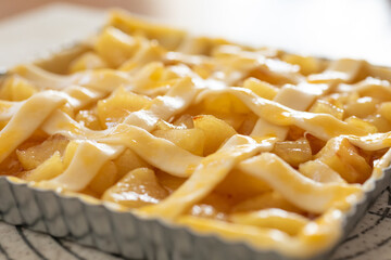 自宅でお菓子作り　焼く前のアップルパイ