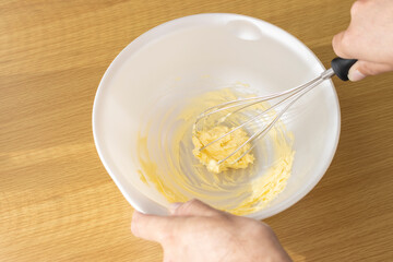 プレーンクッキーを作る男性のイメージ
