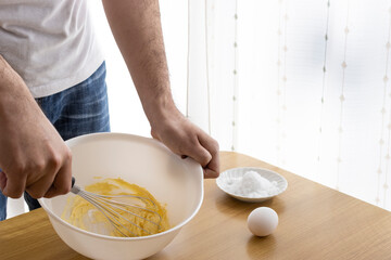 プレーンクッキーを作る男性のイメージ