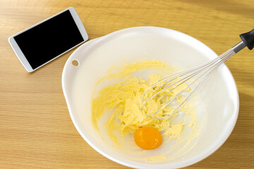 スマートフォンを見てクッキーを作るイメージ