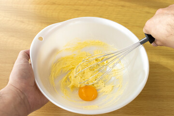 プレーンクッキーを作る男性のイメージ