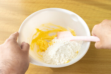 プレーンクッキーを作る男性のイメージ