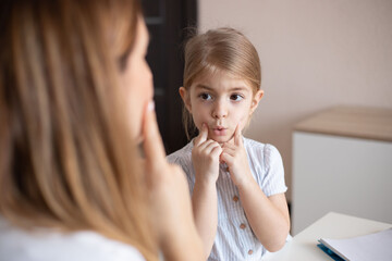 speech therapist practice therapy for child with motor speech disorders.