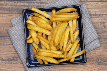 frites maison sur une table
