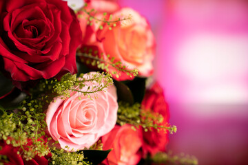 Obraz premium Bunch of roses on the bokeh background. Valentines gift. 