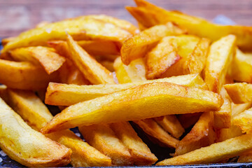 frites maison sur une table