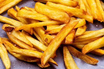 frites maison sur une table