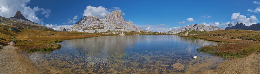 Fototapeta na wymiar Panoramica lago piani, lavadero dolomitas italia paisaje turismo viajes