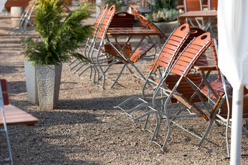 Tische und Stühle von einem Biergarten