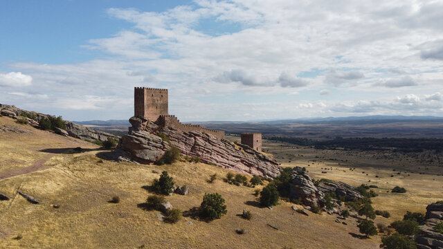 Castillo de Zafra guadalajara espa&ntilde;a castilla la mancha paisaje panoramico de la fortificaci&oacute;n juego de tronos viajes turismo
