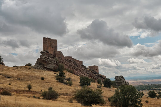 Castillo de Zafra guadalajara espa&ntilde;a castilla la mancha paisaje panoramico de la fortificaci&oacute;n juego de tronos viajes turismo