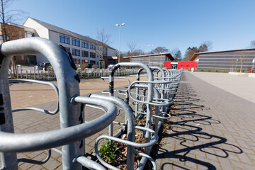 Leere Fahrradständer an einer Schule oder öffentlichen Einrichtung