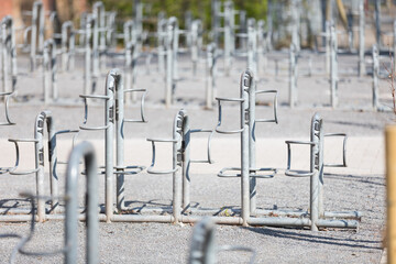 Leere Fahrradständer an einer Schule oder öffentlichen Einrichtung