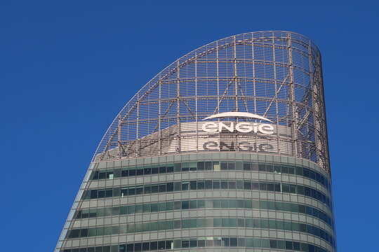Engie, enseigne et logo de l'entreprise fran&ccedil;aise de fourniture d&rsquo;&eacute;nergie au sommet de la tour de son si&egrave;ge social dans le quartier de La D&eacute;fense, pr&egrave;s de Paris &ndash; janvier 2021 (France)