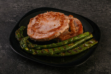 Grilled tuna steak with asparagus