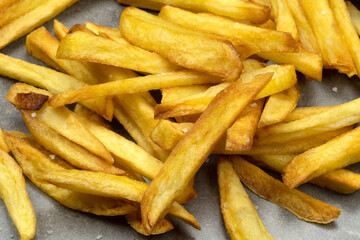 frites maison sur une table