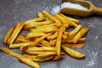 frites maison sur une table