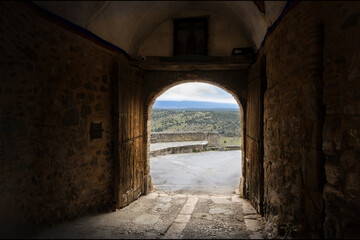 Fototapeta na wymiar Precios puerta del túnel de salida de Pedraza Segovia España