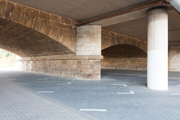 Parkplatz unter einer Brücke in Minden, NRW, Deutschland